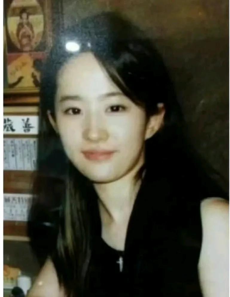 这张刘亦菲十多年前的旧照真的清纯可人！受当时拍摄技术的影响，虽然照片有点模糊。但