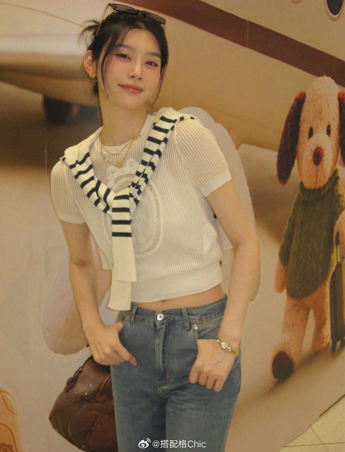 奚梦瑶的穿搭私服look把高级感穿进日常里简约白针织➕微喇牛仔条纹披肩轻轻一搭，