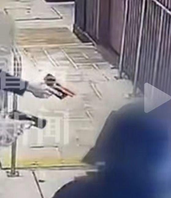 香港一男子持刀挟持女路人被击毙，
我发现一个重要细节！
那就是女警们手里的手枪是