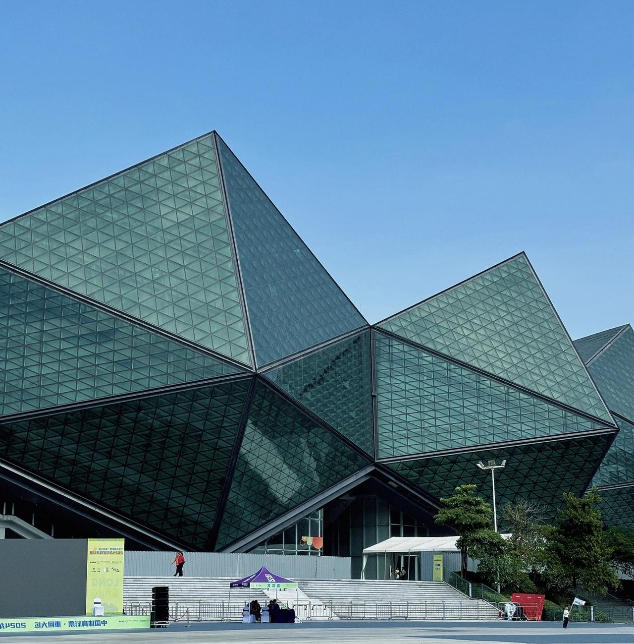 在深圳大运中心偶遇这组“水晶魔方”建筑，几何切割的玻璃幕墙在蓝天里折射出冷峻又通