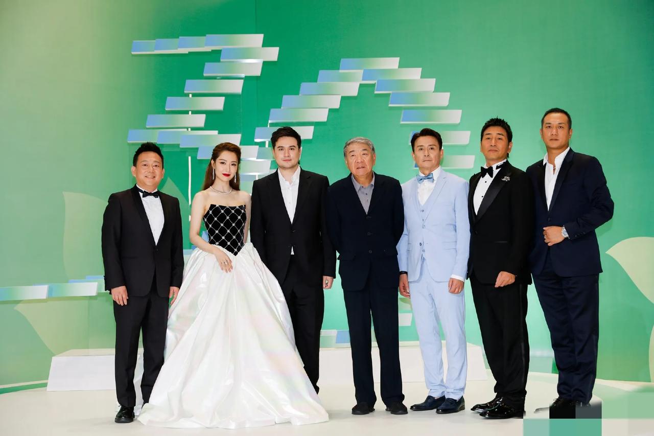 藏海传火不火业内知道，藏海传的主创人员特邀参加白玉兰奖。总导演郑晓龙，导演曹译文