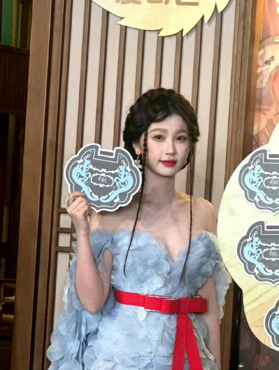 虞书欣参加苍兰诀两周年活动！这个发型第一次见，好看哎 ​​​