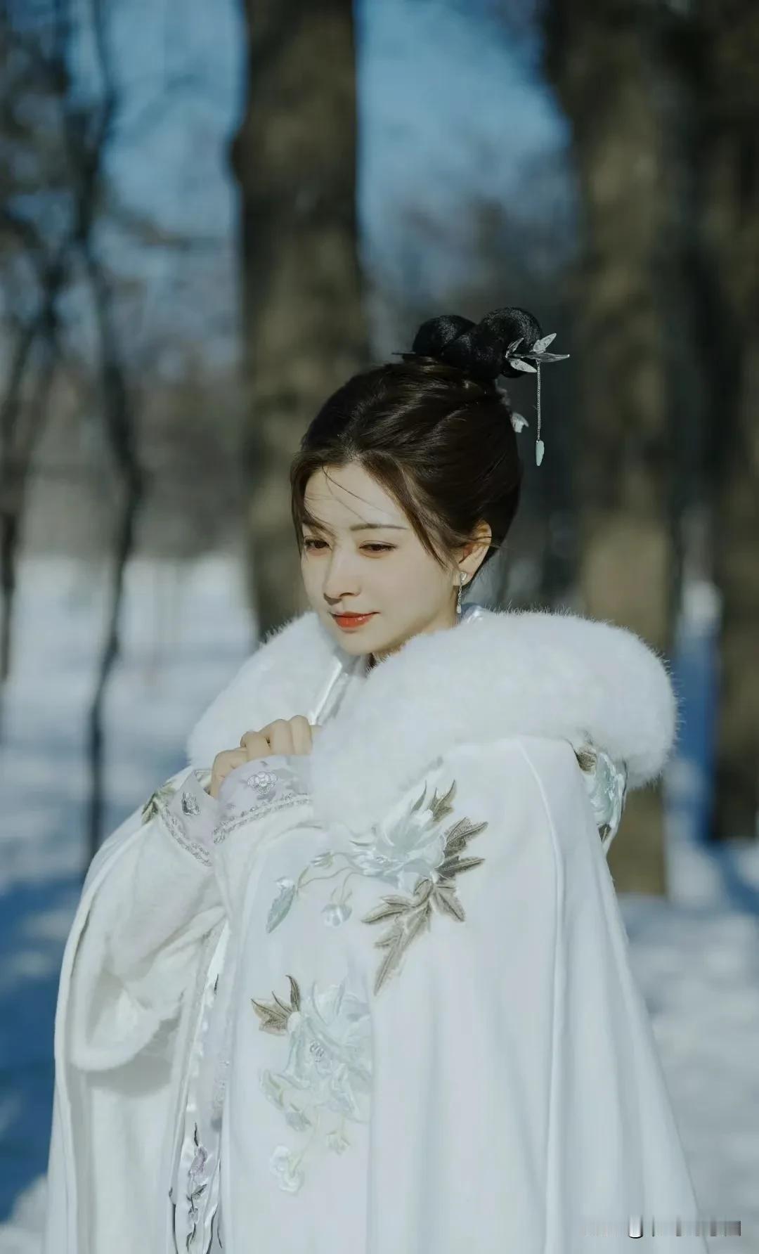 眉姐姐当年要是穿这身衣服，在倚梅园遇见大胖橘，可能就没有嬛嬛什么事儿了[捂脸]。