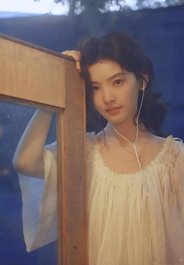 分享娱乐[超话]分享娱乐 章若楠穿白裙化身港风女郎， 夕阳下漫步清纯又温柔 ​​