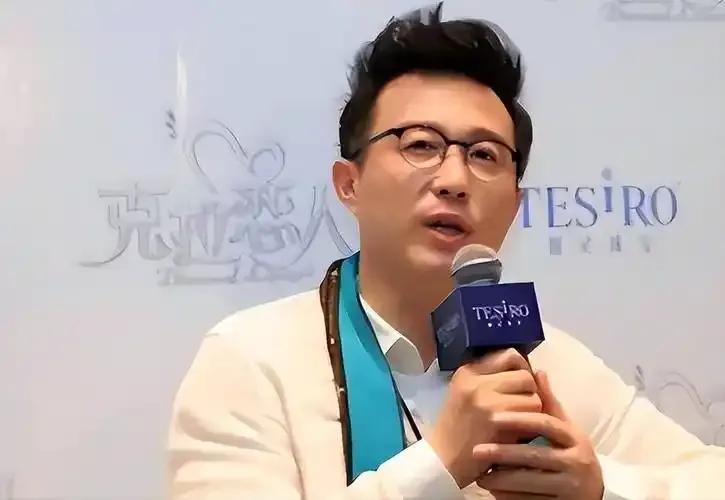 沈东军，曾以“赘婿”身份在豪门珠宝界风生水起，却一步步将自己推向深渊。面对出轨、