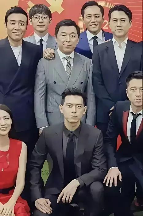 为啥黄渤站在C位就要被别人喷呢？说人家长相一般，演技又不比左右前后的好多少，就不