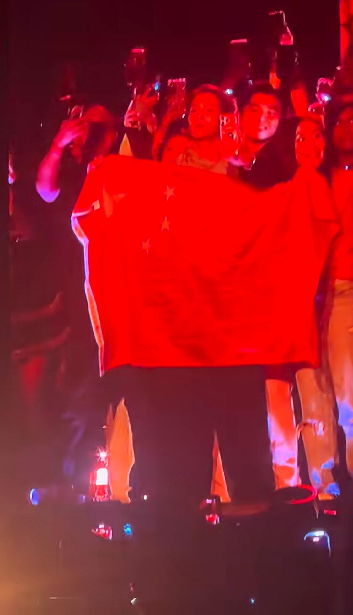 王嘉尔在海外达到所有华人歌星，都没有的高度。他举起国旗的那一刻，真心觉得好争气。