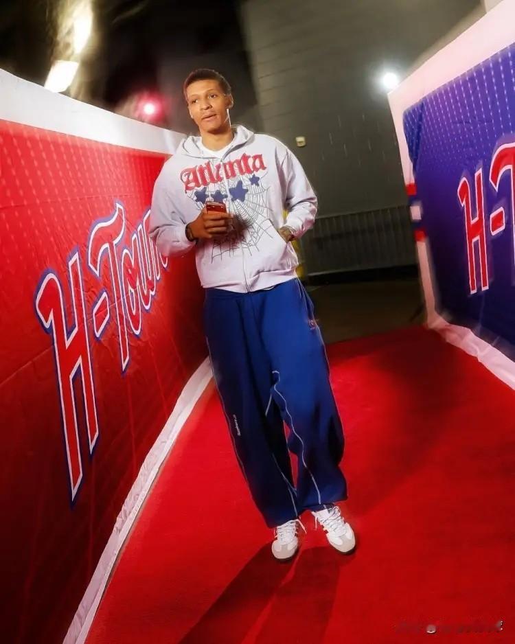 火箭大将小史密斯真是太反常了！在今天火箭客场以102:103输给开拓者的比赛中，