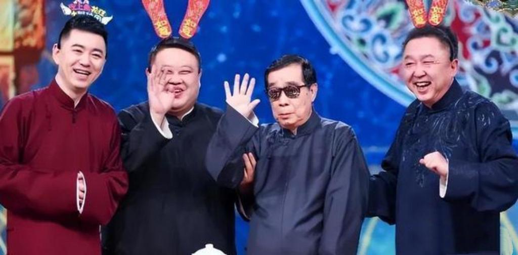 这张照片我认出了相声届泰斗石富宽老师与其弟子于谦，当然还有胖乎乎的孙越，最左侧那