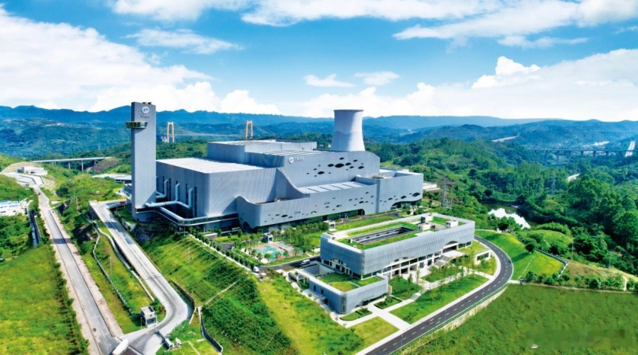 中国从十多年前的“垃圾围城”变成现在的“垃圾短缺”。媒体报道，中国垃圾发电产业规