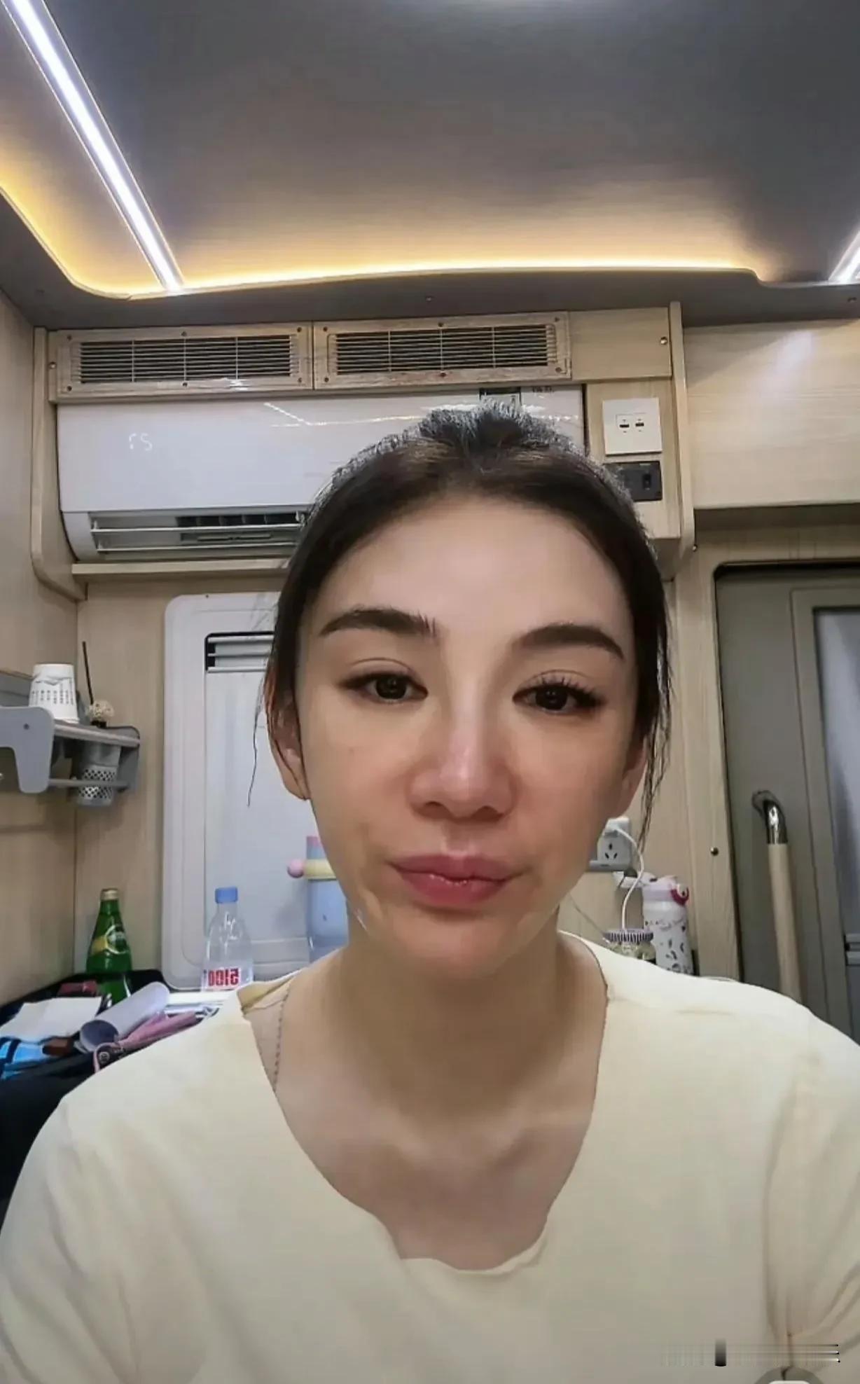 黄奕，太勇了！
直播间敢于无滤镜美颜出镜，
脸上的痘痘和肤色不均清晰可见，
这样