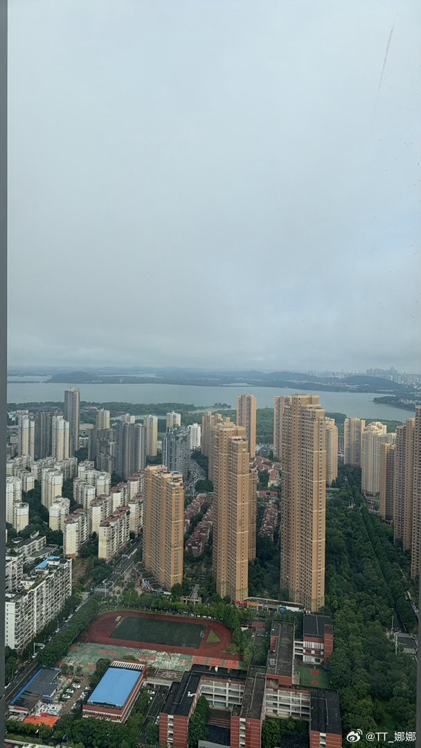 每日一善  生命里最好的一种状态，是该看书时看书，该玩时尽情玩，看见优秀的人欣赏