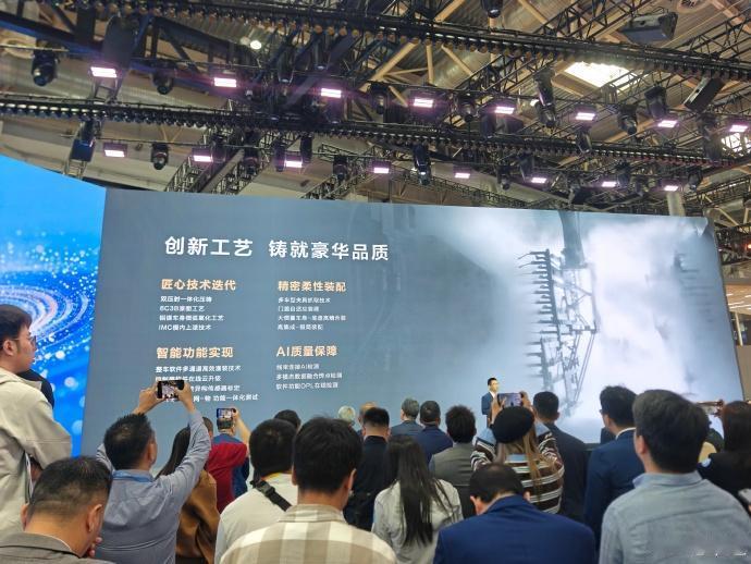 今天问界展台的主角可能不是刚上市的问界M6，也不是正在预售的问界M9，而是赛力斯