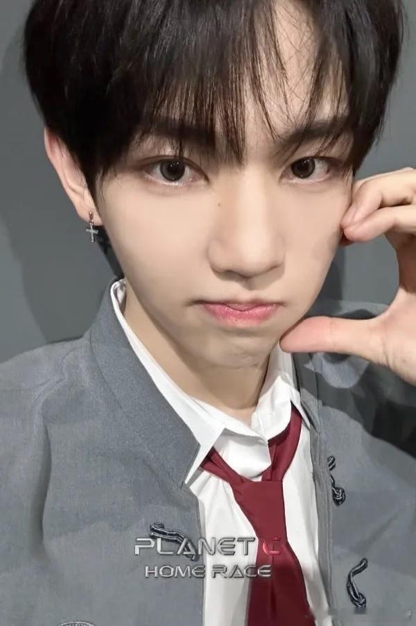 这真的是选秀一公吗？我看是开启了“选秀团播”新模式吧！男宝2C组官宣首次舞台就是