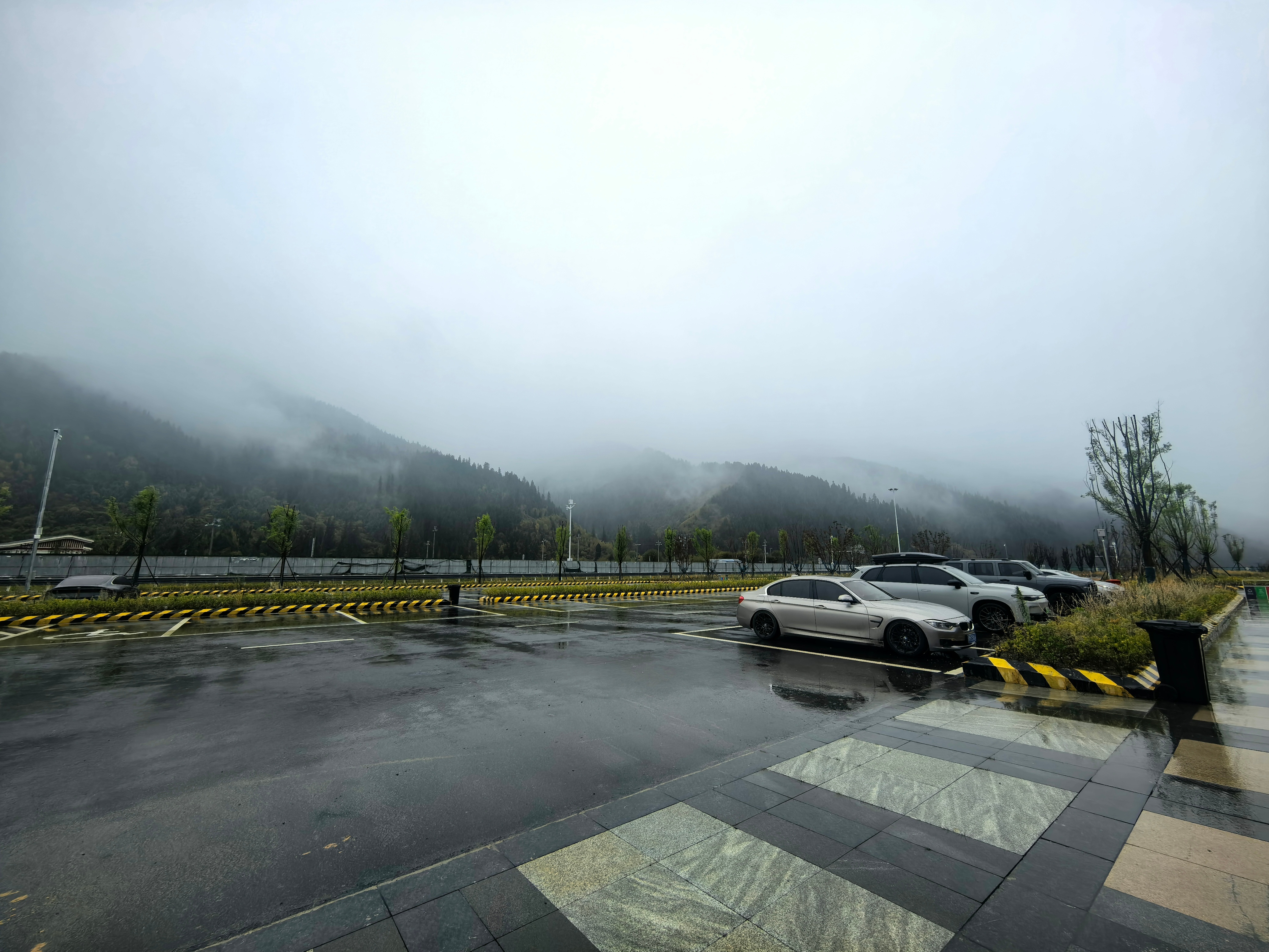 我从20+℃的成都路过了仅2℃的阿坝州刷经寺服务区，还顺带看了场雨夹雪，幸亏我带