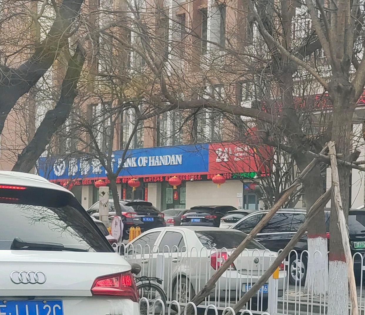 昨天上午去省医院，在医院外排的长长的等待进入医院的车队，看到这些车估计半小时也无