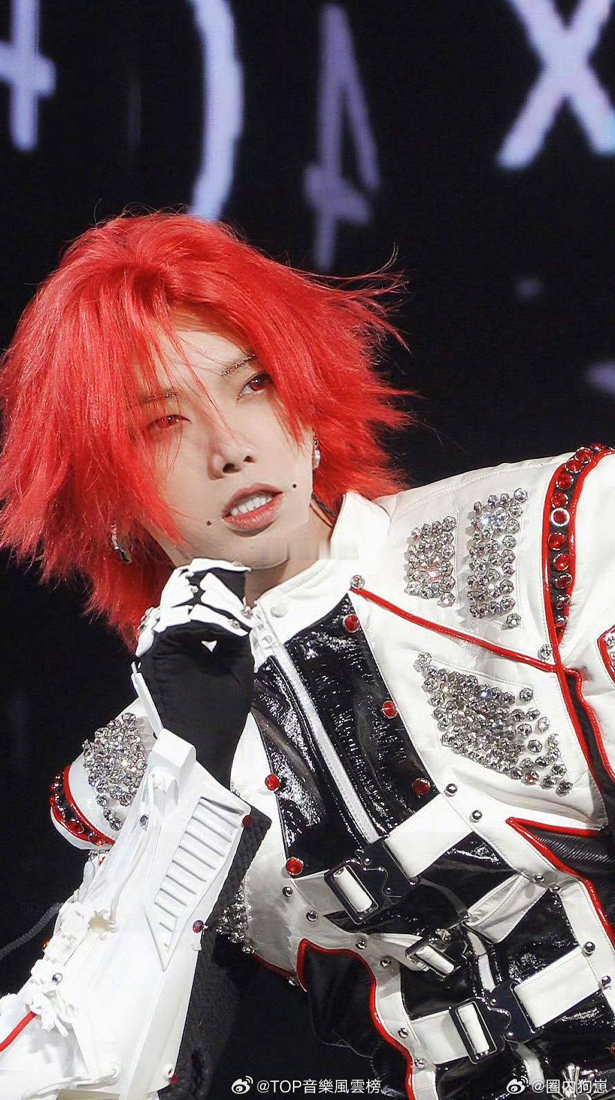 华晨宇鞋带开了皮带松了耳返包掉了 谁懂啊！现场看到这一幕直接瞳孔地震！一边是耳返