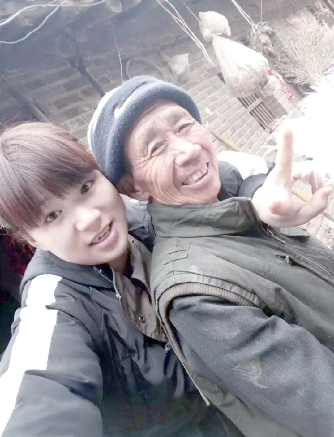 1997年，河南一个50岁光棍，捡回1名女婴。不料，送她读书后，她竟怒问：“穷到