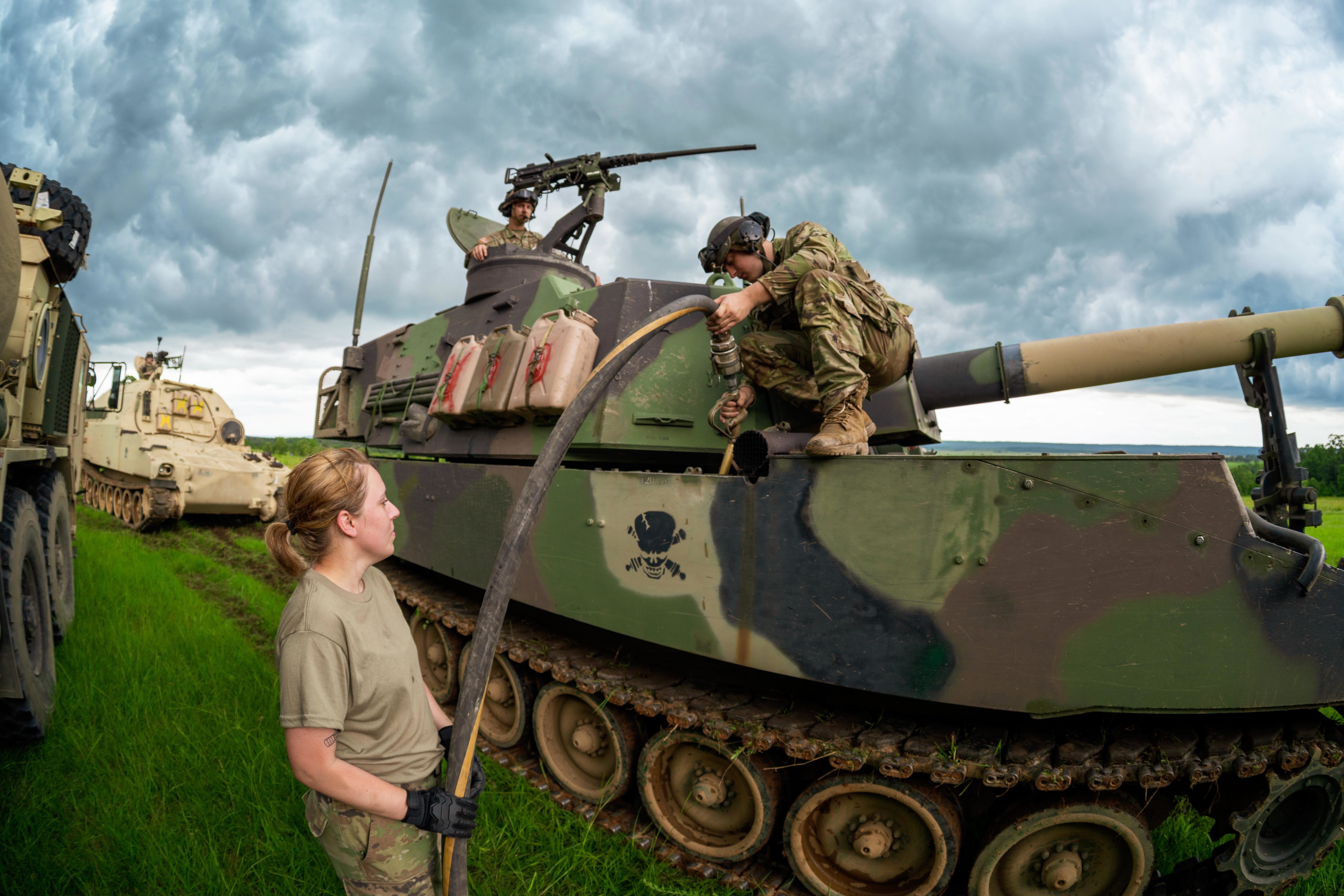 美伊以冲突 本周一，阿肯色州陆军国民警卫队第142野战炮兵旅的130名士兵启程前