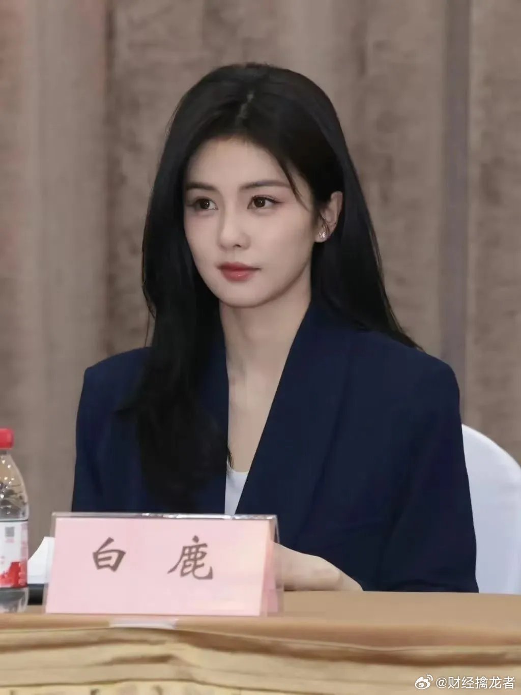 我丢！！！白鹿现实长这样……路人镜头下像这样真的很好看了，白鹿这身材太好了吧，普
