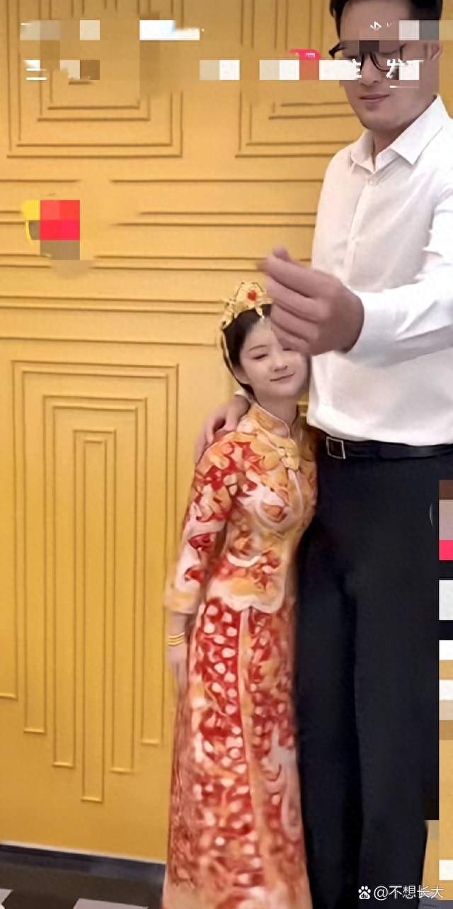 这位女孩，名字叫小婷婷。 站在她身边的是她的老公。 这是他们的婚礼现场。 我看了视频反复确认，没错，