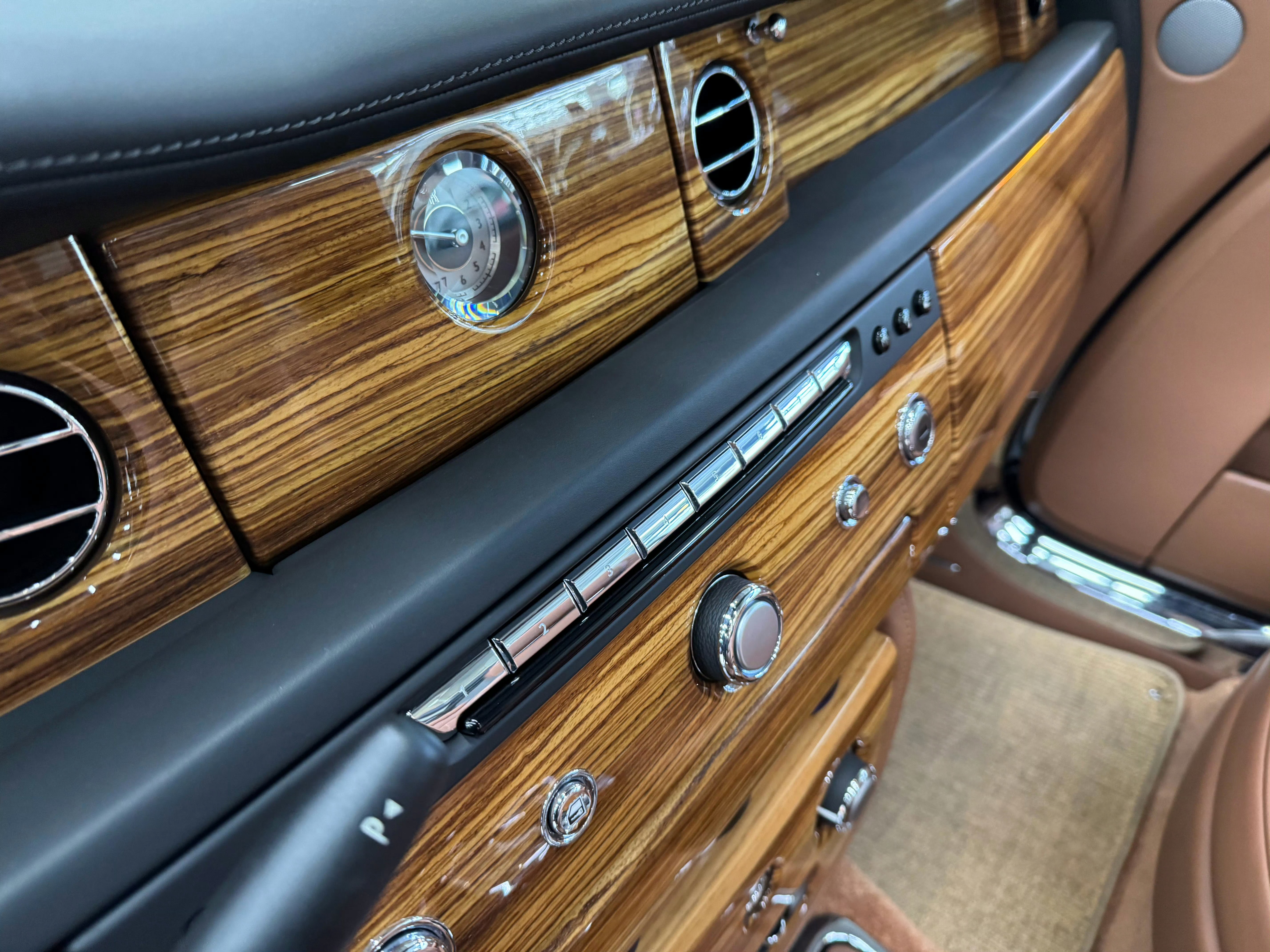 随着年龄的增加 现在特别喜欢木头内饰静而有质，奢而不扬，木头的温润。每一寸纹理，