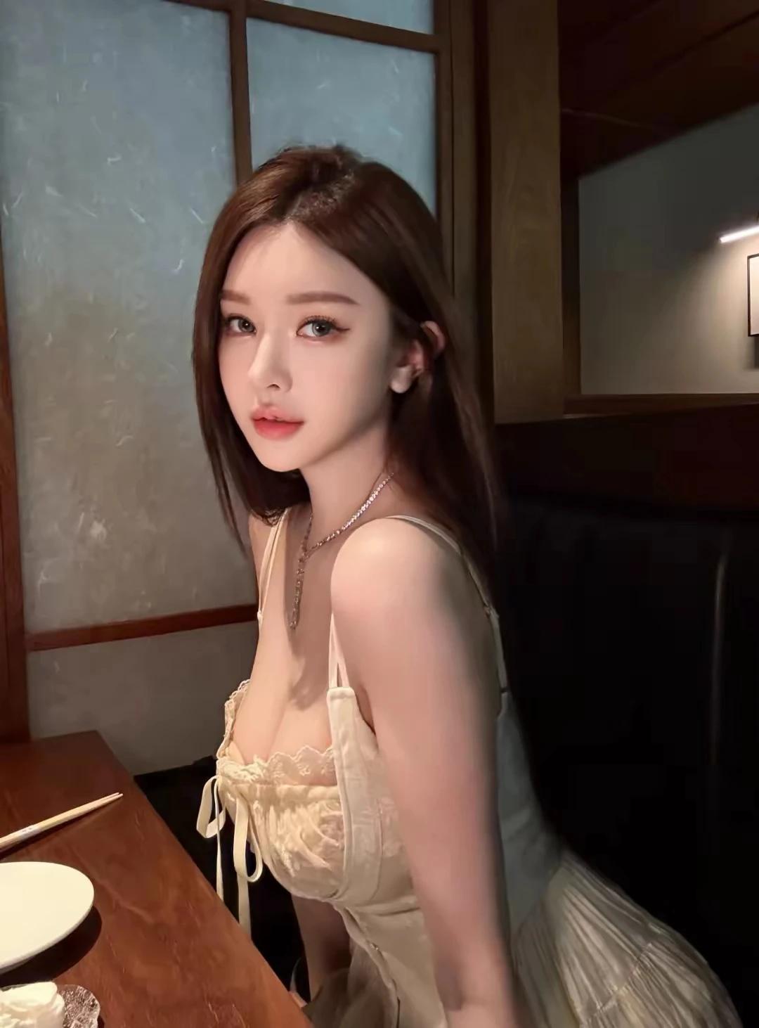 静坐窗前思，心事几许愁。