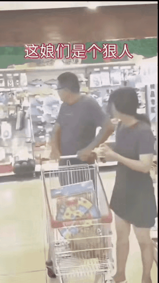 吃着碗里还看着锅里！夫妻逛超市，丈夫当众紧盯路过的苗条女生，人走了还转身回头张望