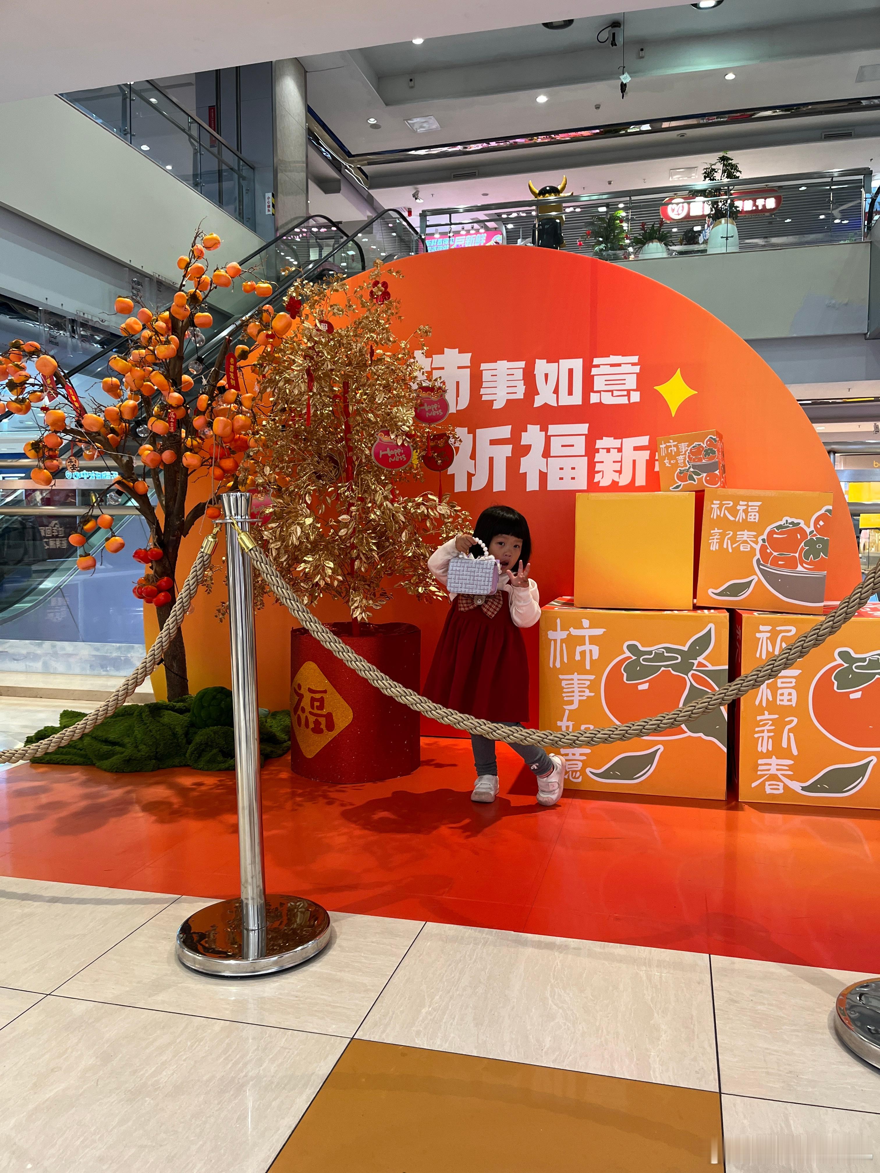 她说要来商场打弹珠，她有钱，我给她的，给了她就是她的先来拍个美照，然后去给她买衣