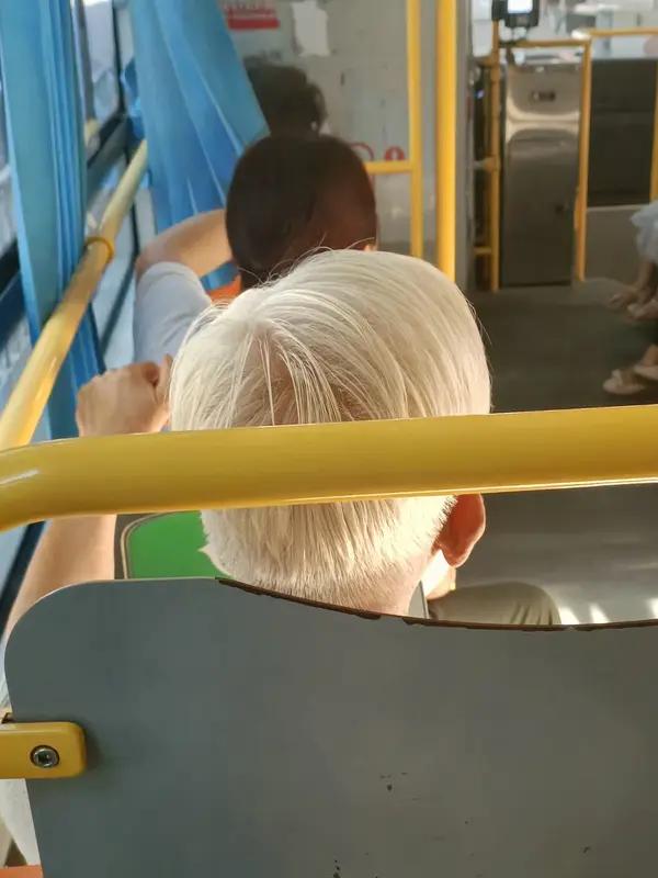 在公交车上该不该给老人让座，不能一概而论。从传统美德讲，尊老爱幼一直是咱中华民族