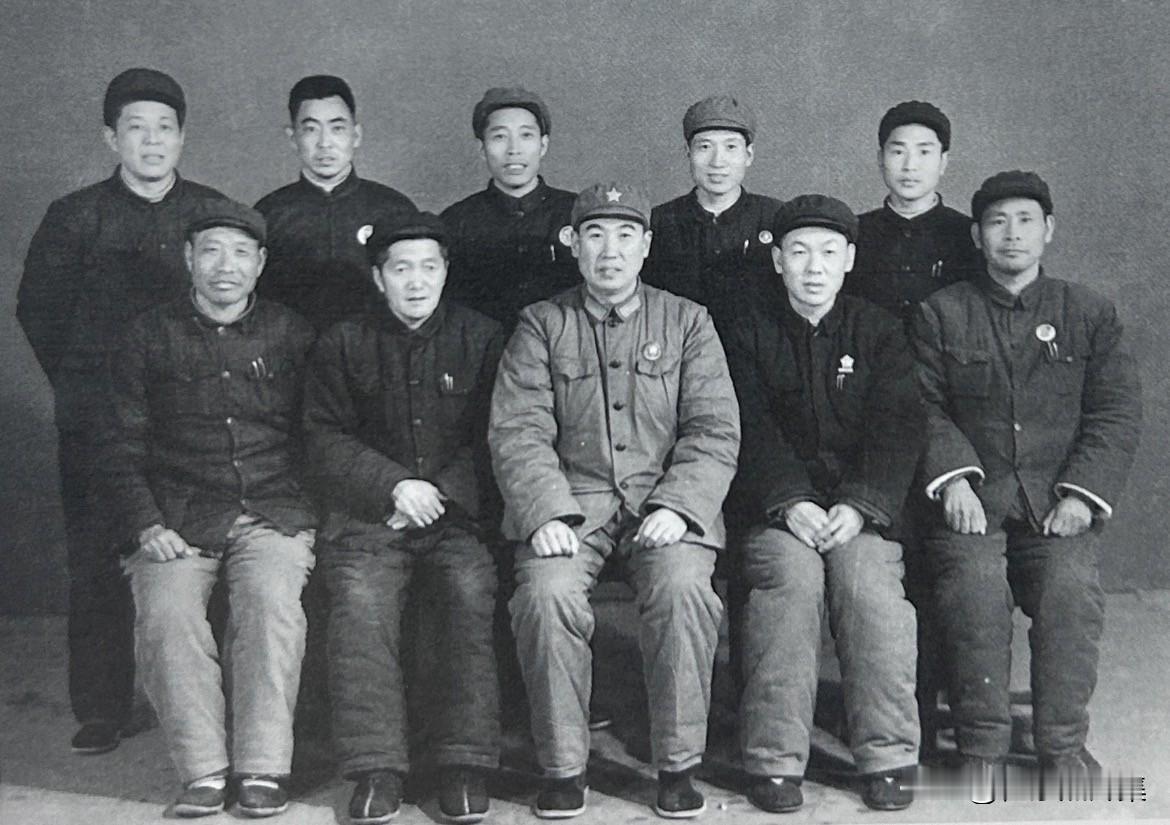 1970年2月，杨贵到洛阳地委工作前，与林县县委领导和部门负责同志合影。前排左起