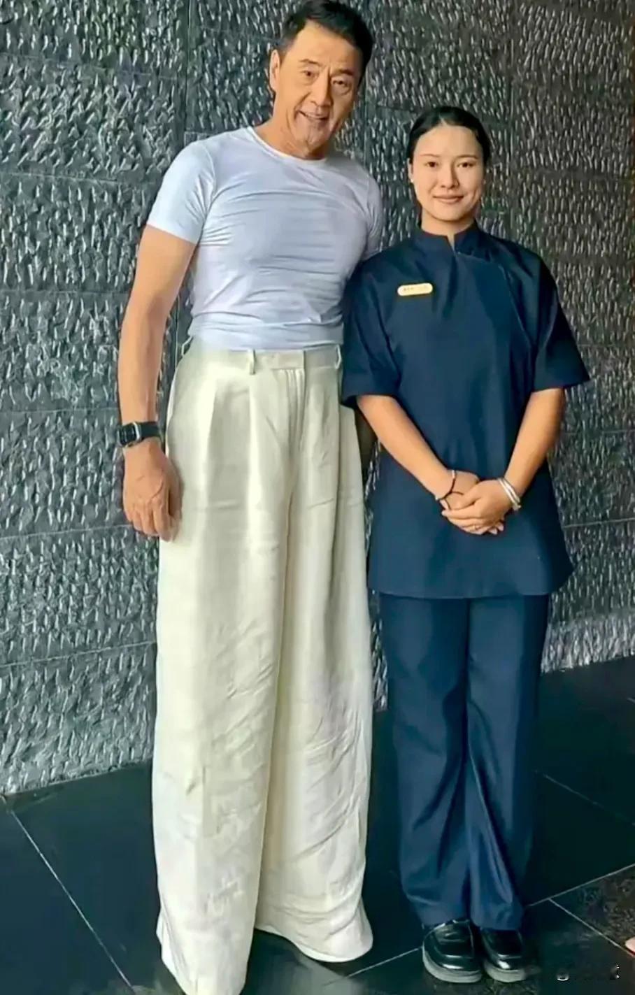 于荣光老师这照片，真够飒，一下子把身高拉满的感觉[笑]