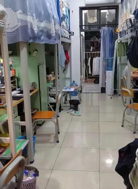 动容了：哈工大一位辅导员查寝室，床头速食面堆成小山，桌上那瓶腐乳快见底。牌子陌生