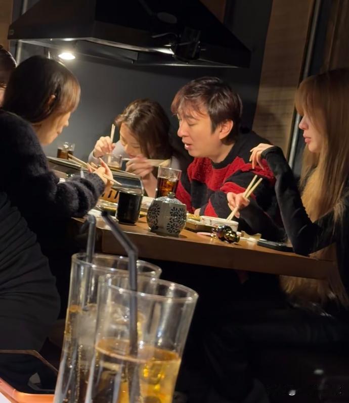 37岁王思聪在日本一家酒居屋吃烤肉，身边美女环绕，他看起来胖了不少，脸好圆润，侧