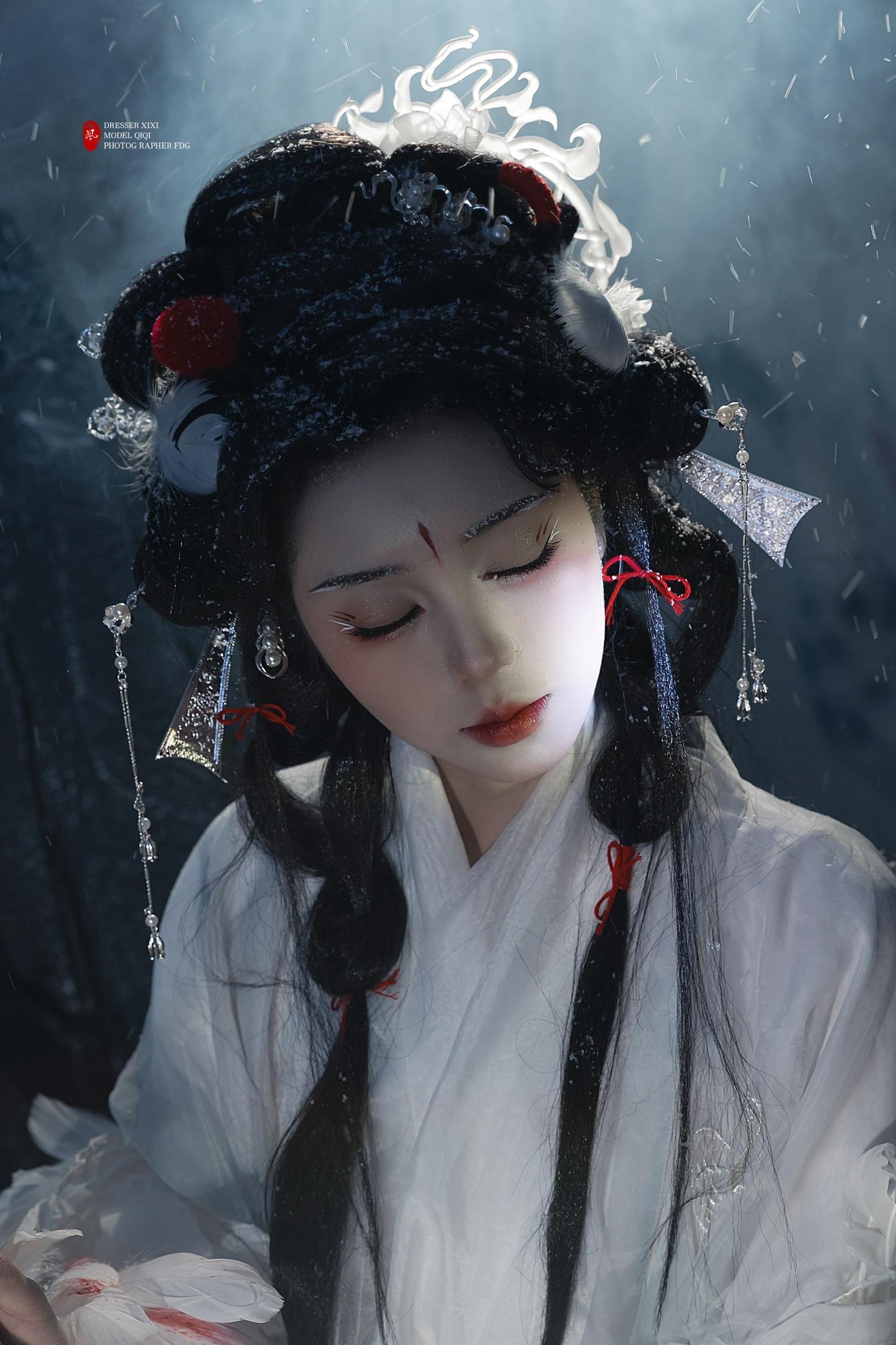 鹤排云上，情到碧霄。