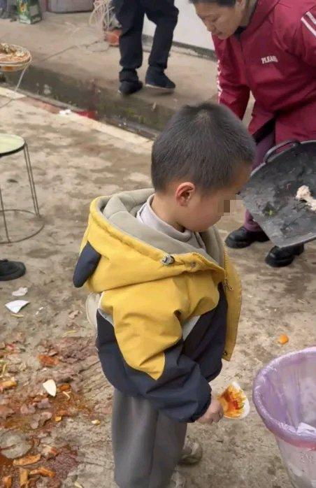 四川雅安这事儿挺火啊。一个4岁男童吃席时嬉闹，不小心打翻了盘子。他父母轮番教育，