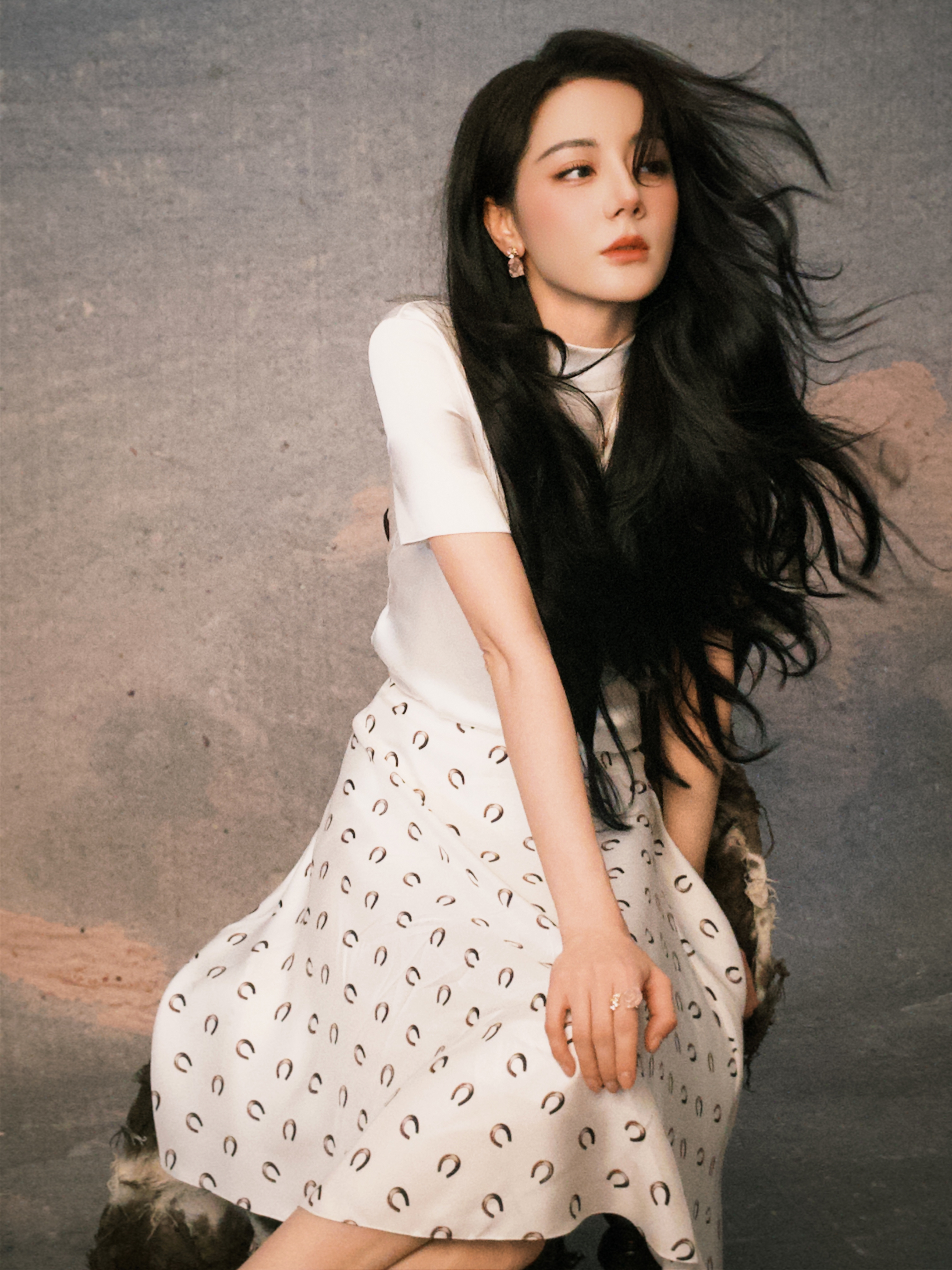 迪丽热巴马年添个新装扮 晚安