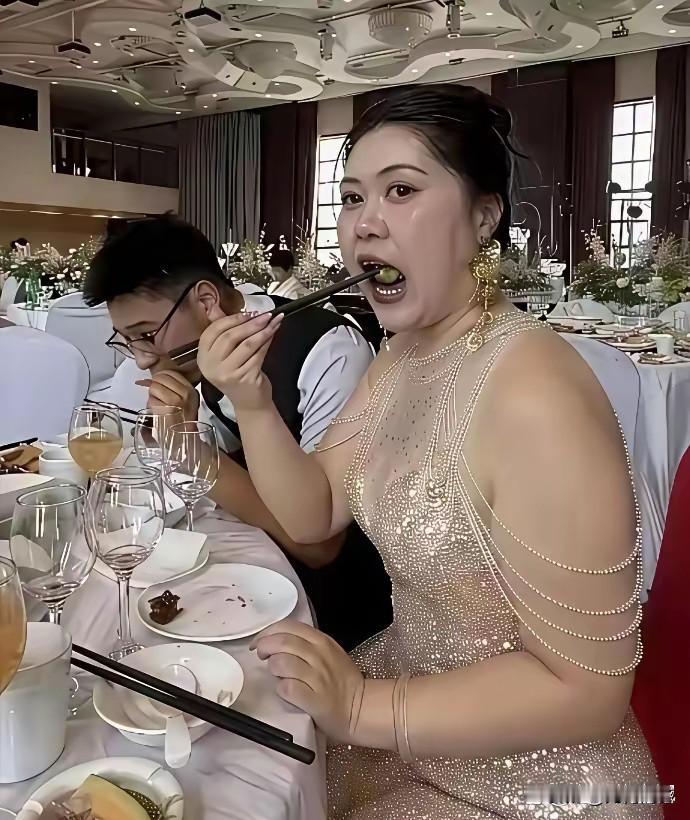 这个新娘，绝对是个女汉子，身体素质杠杠的，看起来就非常的强悍，尤其是她的性格，看