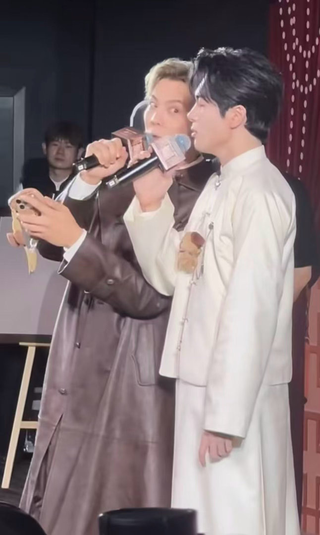 陈伟霆唱歌眼睛耳朵双重享受九门直播惊喜不断！陈伟霆即兴演唱粤语曲目，现场收音也挡