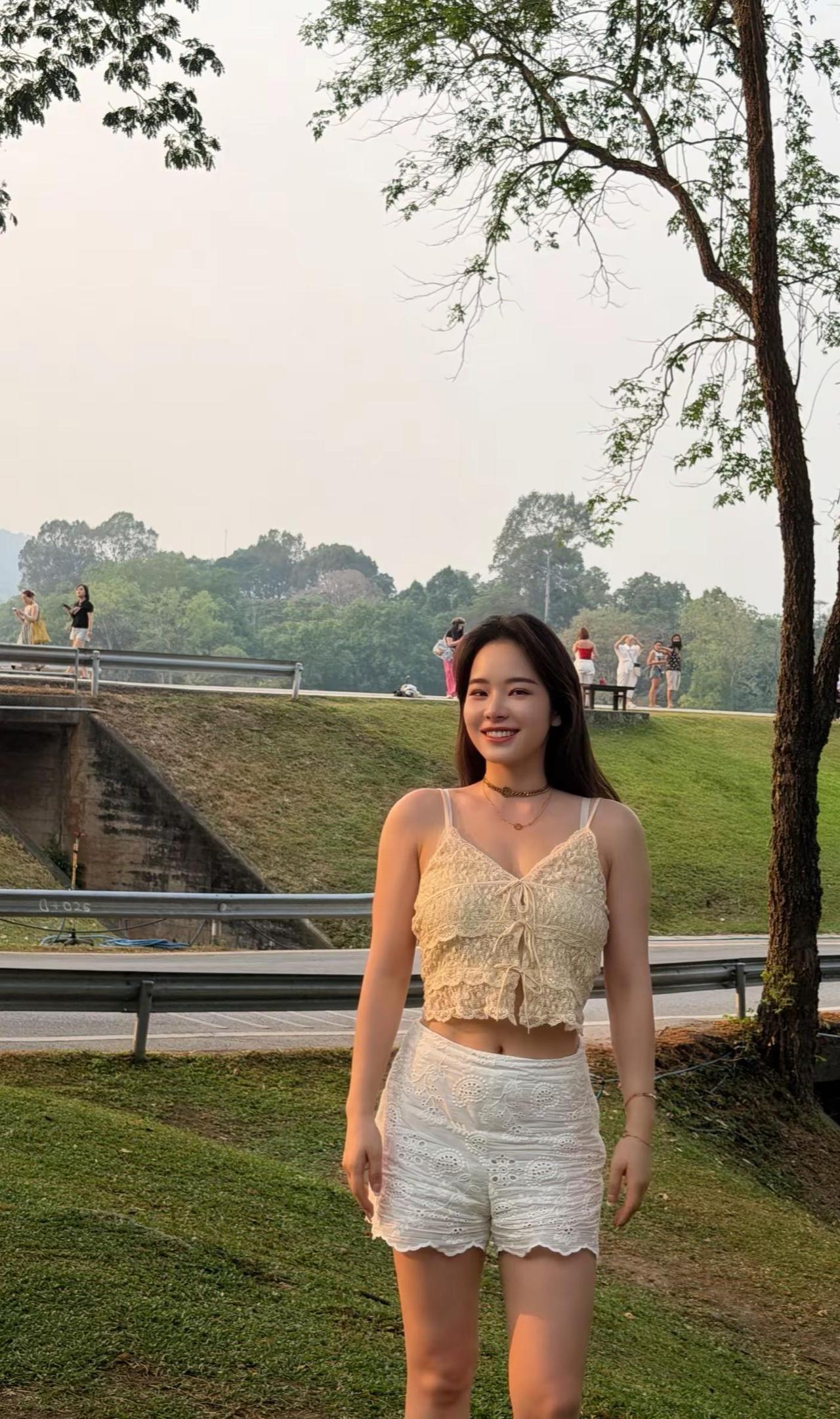 长大就是很少的自怨自艾很多很多对自己的接纳很多很多的平静的接受白色穿搭与森林的适