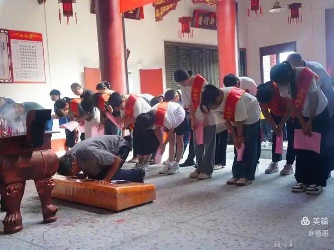满庭芳 · 祭祖奖学

父老欢欣，明炉烟袅，阶前翠柏凝香。岐山峻拔，文脉远流芳。