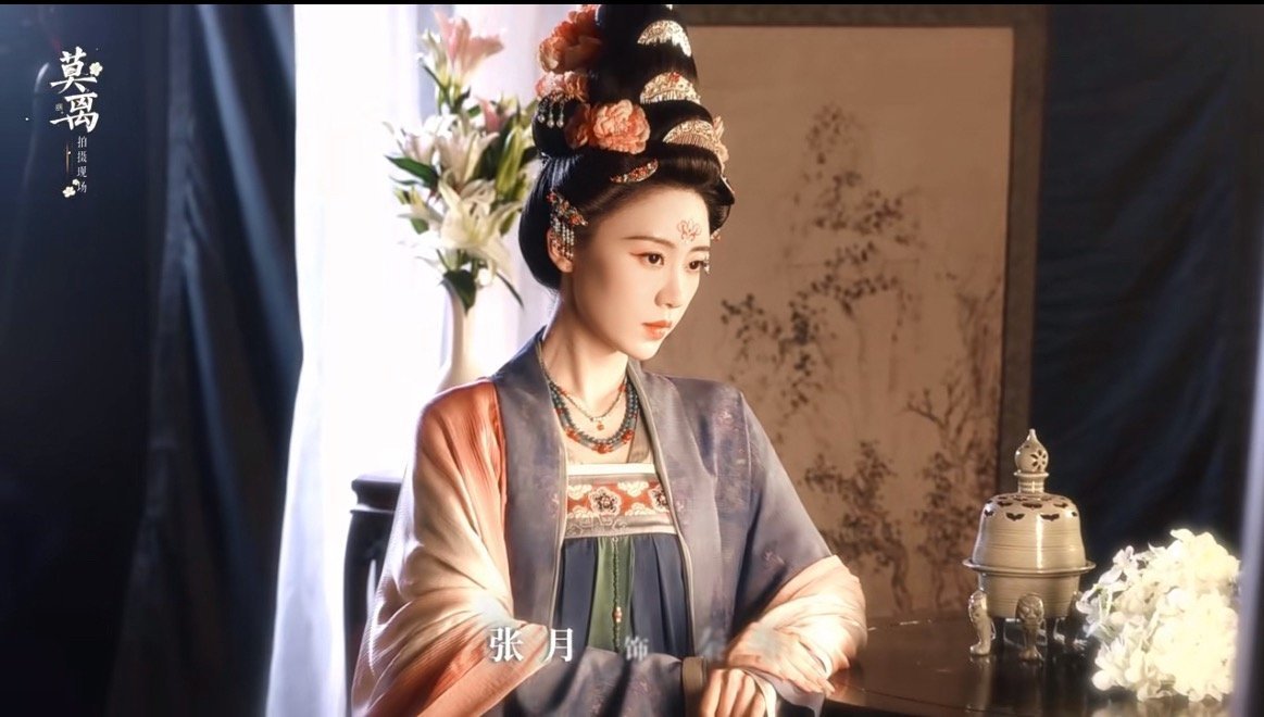 张月莫离剧宣 妆造绝美，头饰分量满满，辛苦张月啦❤️ 满心期待莫离，期待角色秦筝