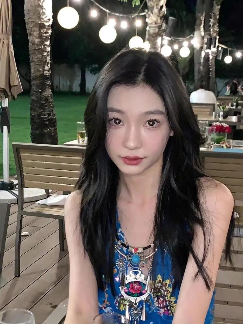 易梦玲的抢镜头之路在娱乐圈这个光怪陆离的世界里，每个人都渴望成为焦点，而易梦玲无