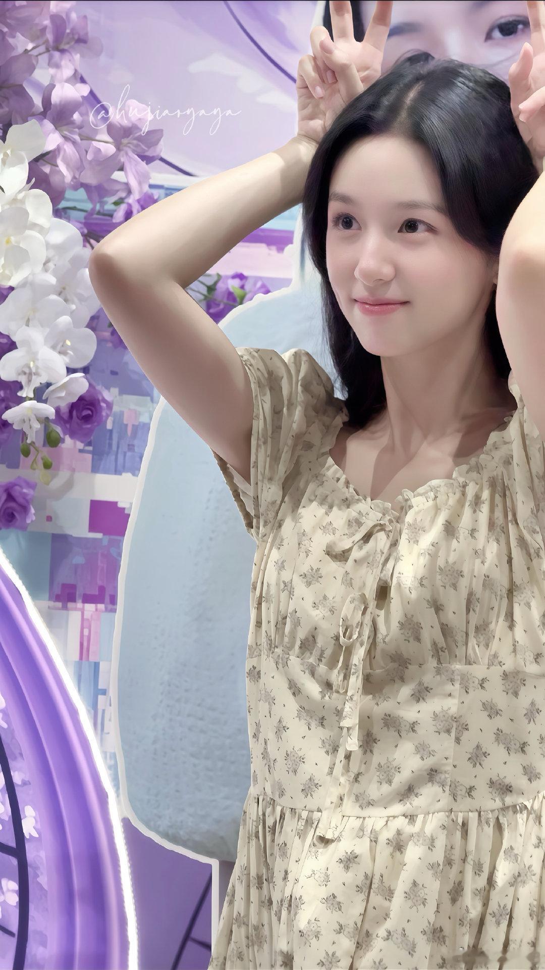 周也人的脸怎么能对称成这样 谁懂周也的颜值魅力，脸部对称感拉满，妥妥的建模脸。五