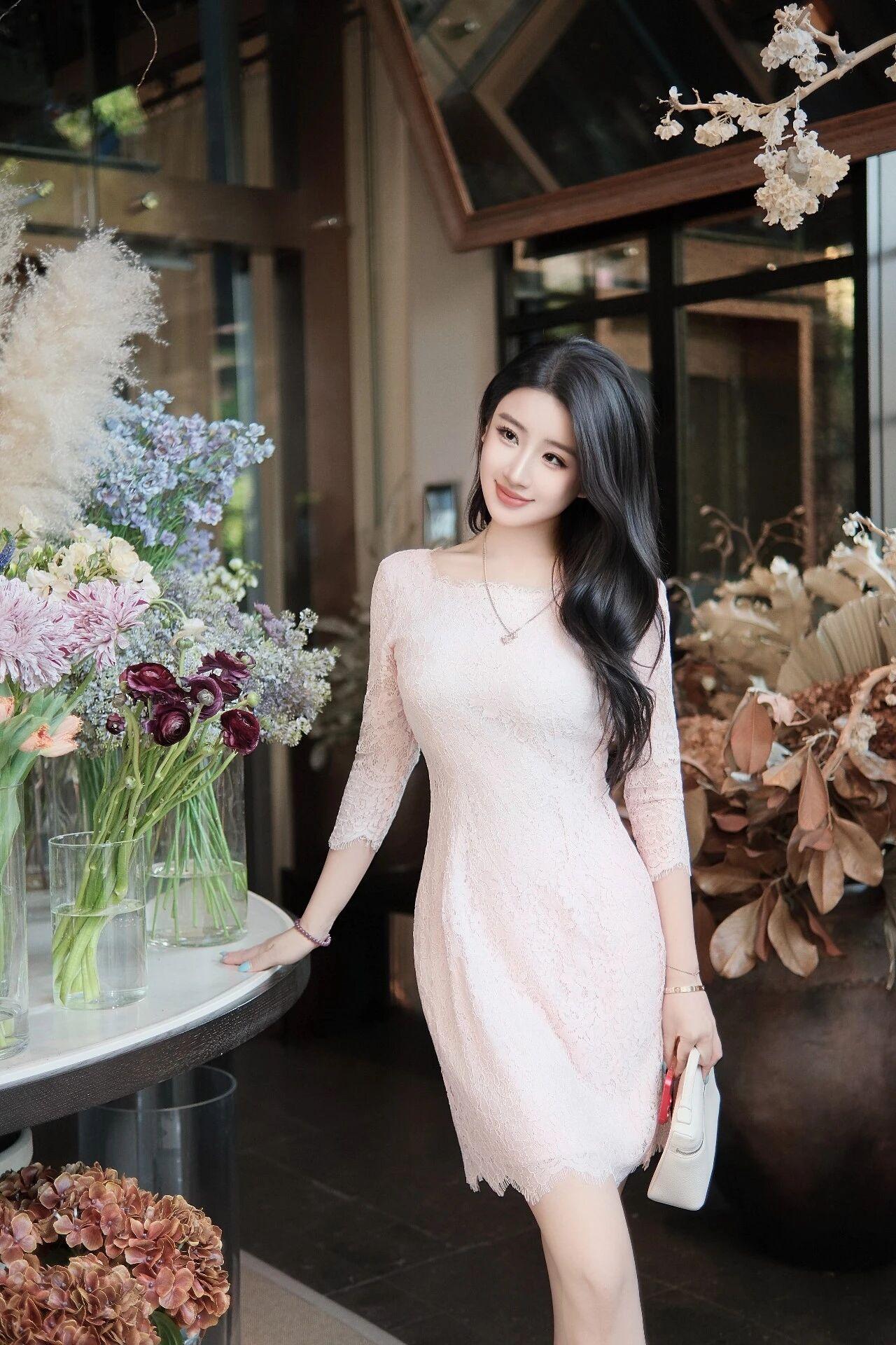 穿搭与气质解析
✨ 浅粉蕾丝连衣裙
这件浅粉色蕾丝裙，是她气质的绝佳载体。
方领