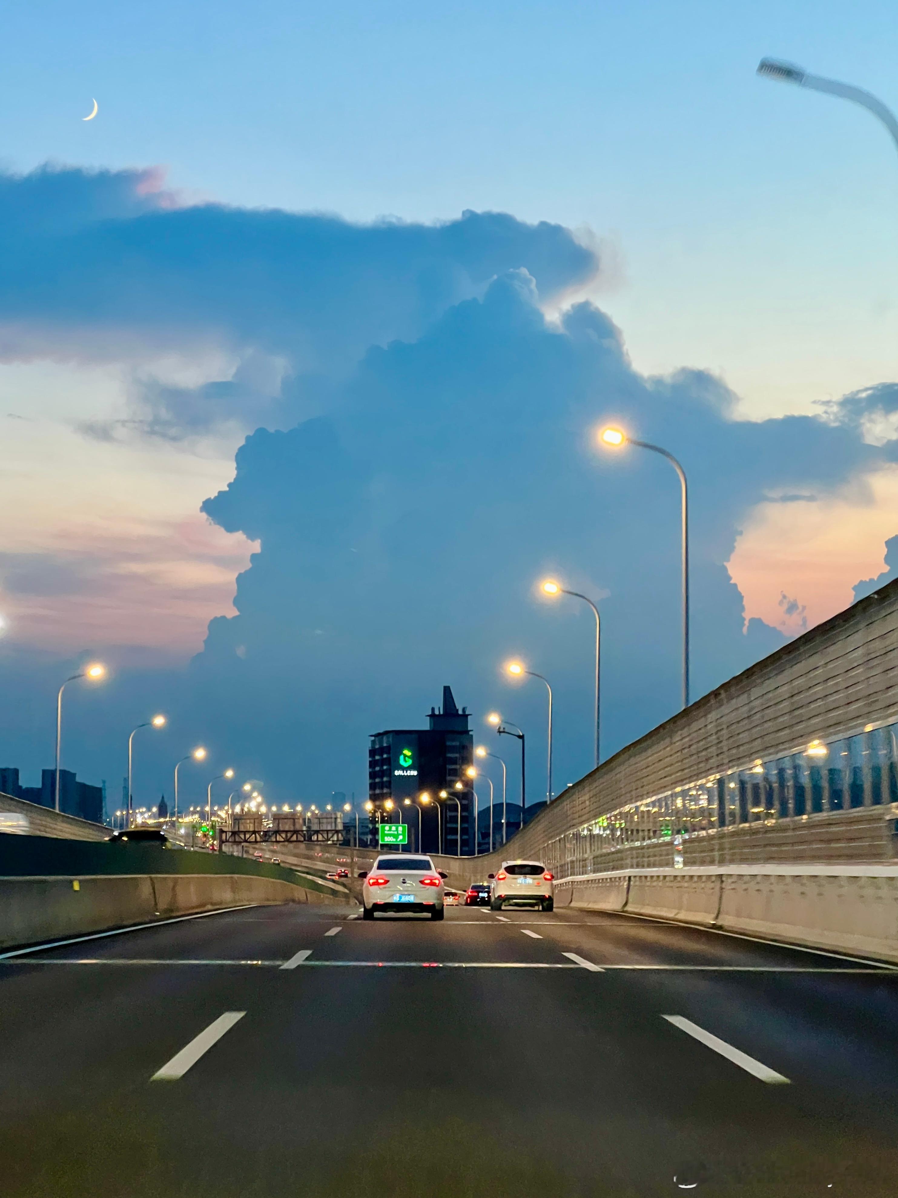 同样的路，下班路上的风景，确实好看一点 ​​​