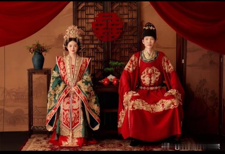 你发现一个现象了吗，古人虽然在穿衣方面有规定，但是在婚礼服装却是平等的不存在什么