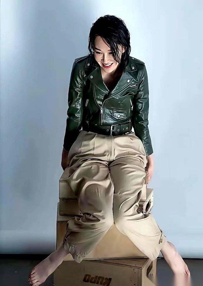 要说许晴，很多人脑子里就俩字：公主。
但掀开那层漂亮的纱，底下是什么？是当年她跟