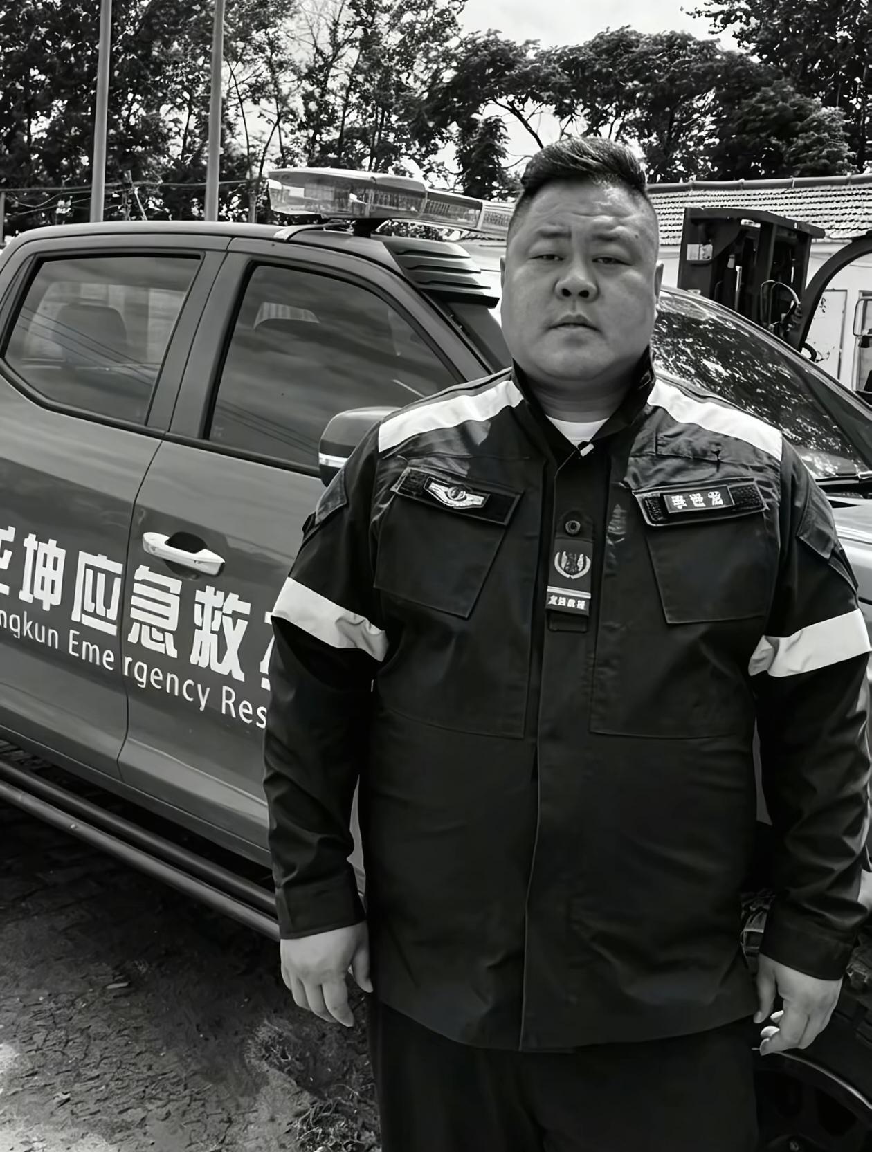 痛心！山东寿光37岁救援队长李世龙去世，大孩子才8岁，一对龙凤胎才两岁多，妻子透