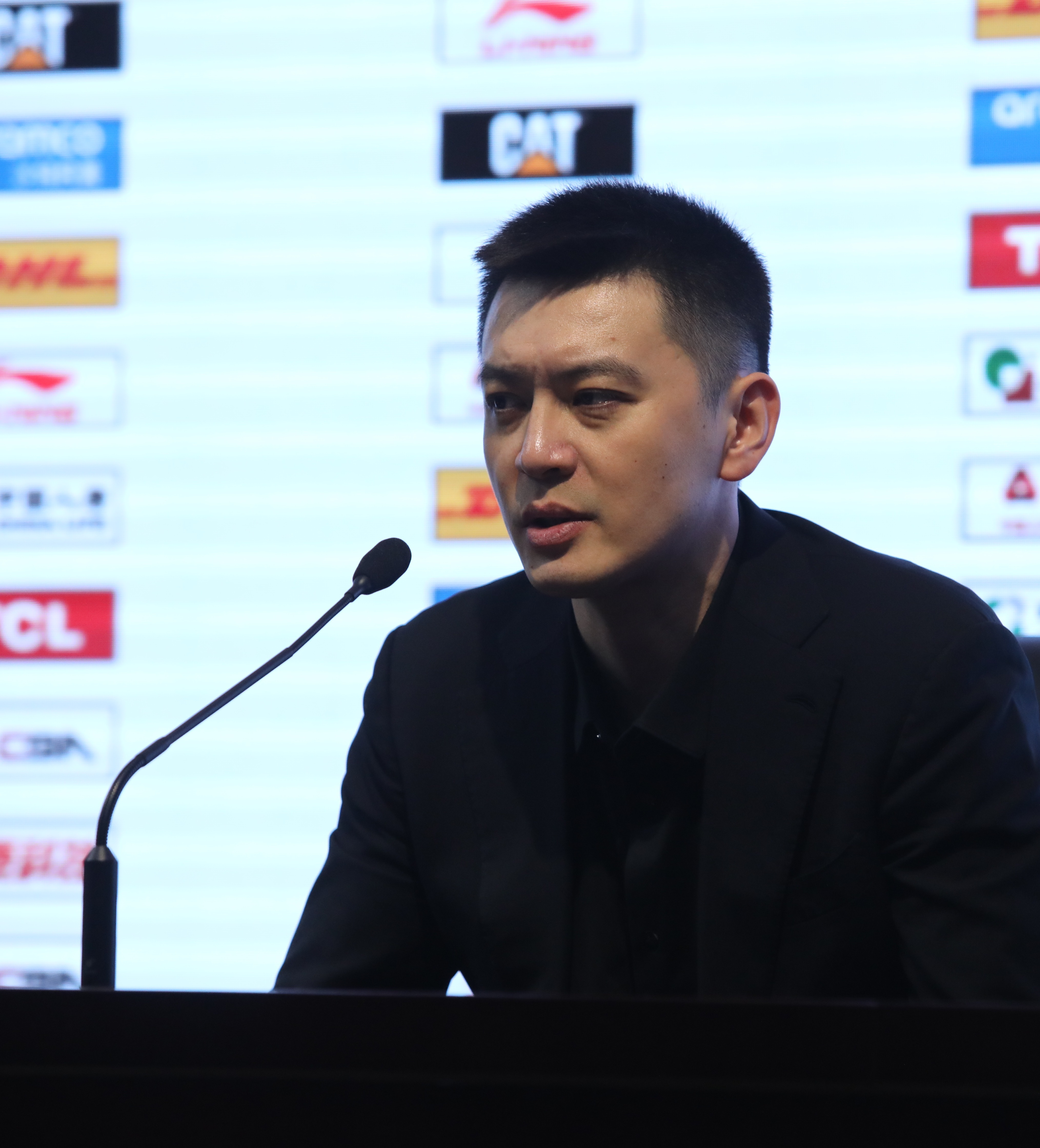 赛后发布会的杨导我总是喜欢坐位右侧拍摄还得是45° 